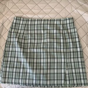 Princess Polly plaid skirt size 6.